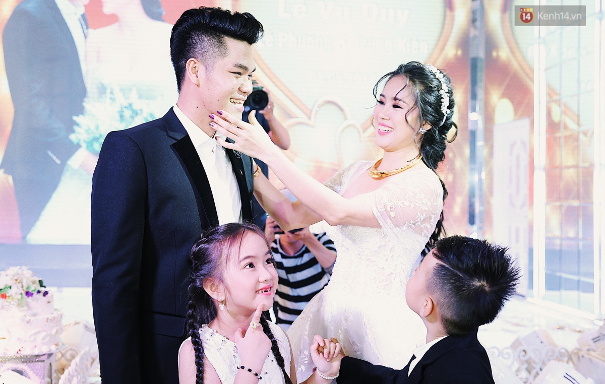 C&ocirc; d&acirc;u L&ecirc; Phương hạnh ph&uacute;c h&ocirc;n ch&uacute; rể Trung Ki&ecirc;n trong lễ cưới s&aacute;ng nay - Ảnh 30.