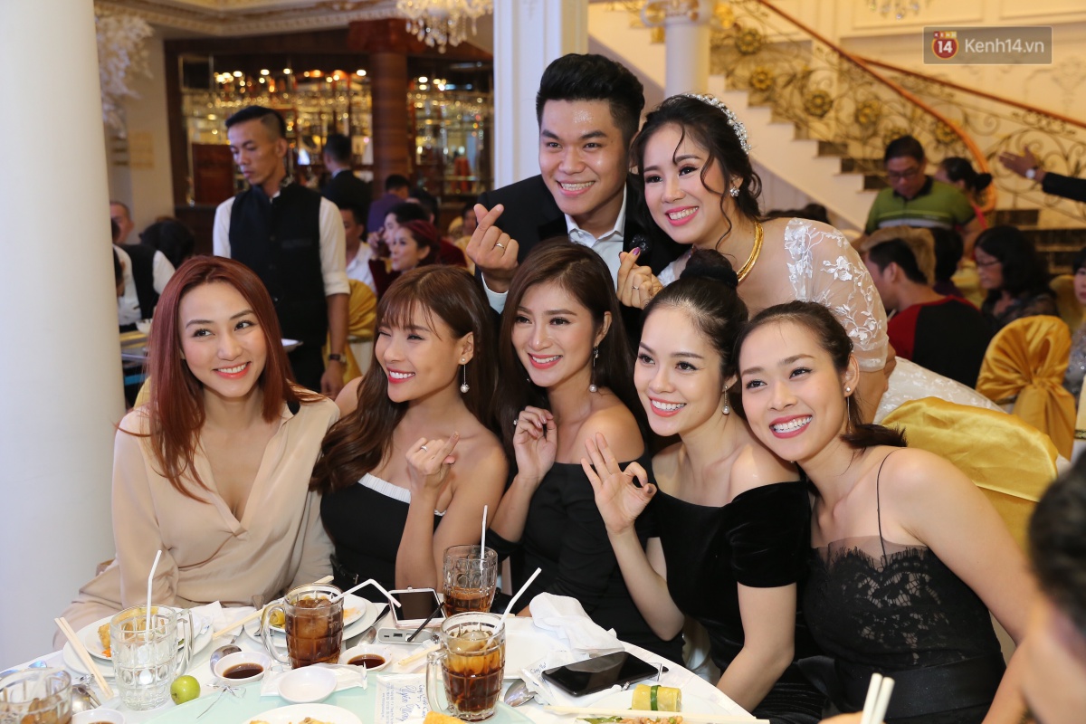 C&ocirc; d&acirc;u L&ecirc; Phương hạnh ph&uacute;c h&ocirc;n ch&uacute; rể Trung Ki&ecirc;n trong lễ cưới s&aacute;ng nay - Ảnh 32.