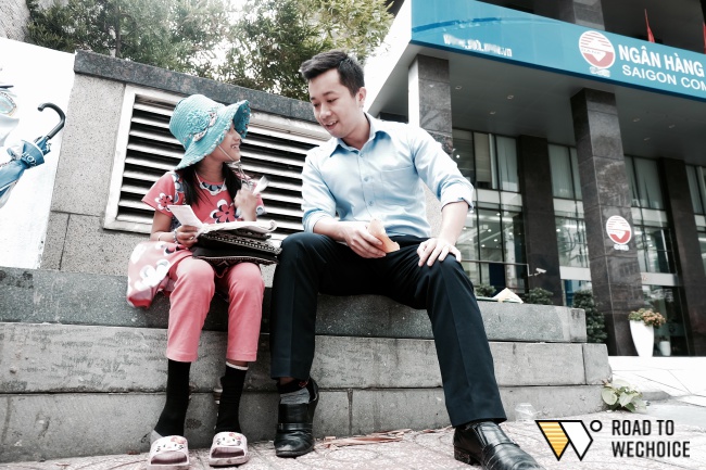 Anh nhân viên ngân hàng dành giờ nghỉ trưa mỗi ngày để dạy chữ cho cô bé vé số ngay trên vỉa hè Sài Gòn - Ảnh 11.
