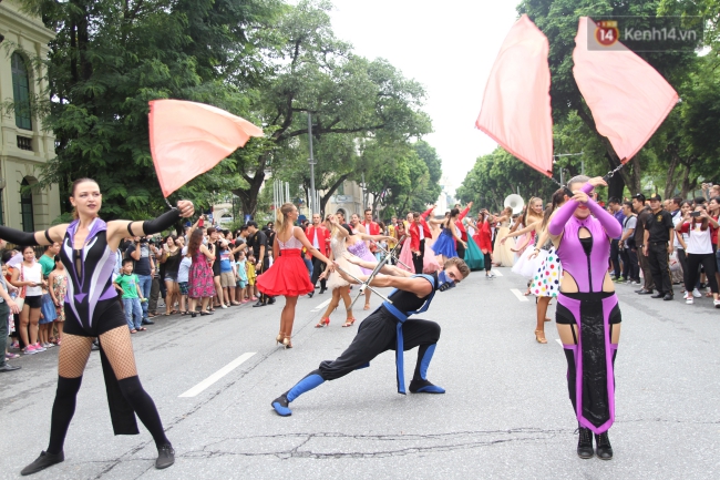 Dàn trai xinh gái đẹp ngoại quốc trong carnival nghệ thuật đầu tiên ở phố đi bộ hồ Gươm - Ảnh 4.