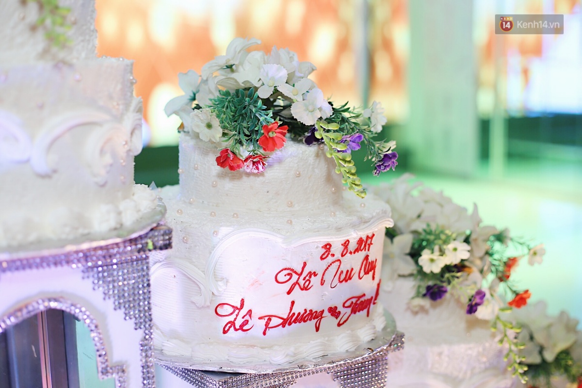 C&ocirc; d&acirc;u L&ecirc; Phương hạnh ph&uacute;c h&ocirc;n ch&uacute; rể Trung Ki&ecirc;n trong lễ cưới s&aacute;ng nay - Ảnh 37.