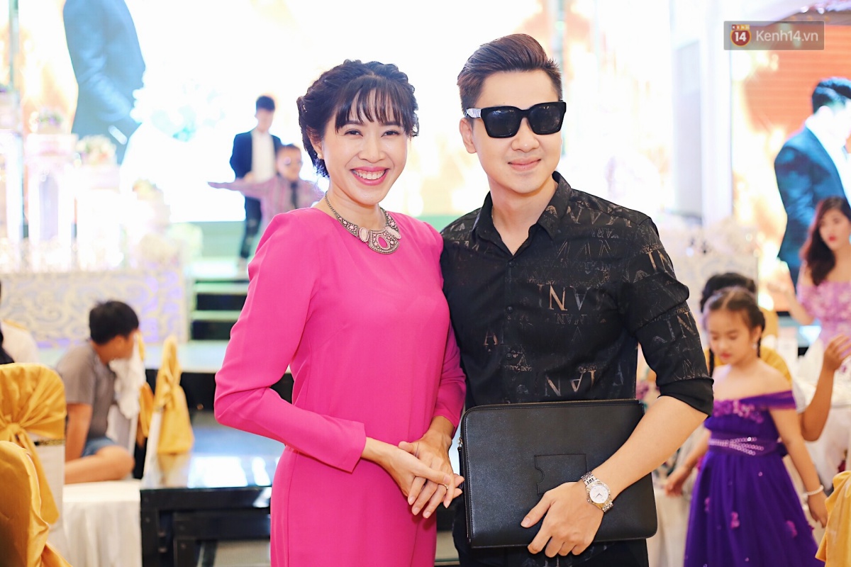 C&ocirc; d&acirc;u L&ecirc; Phương hạnh ph&uacute;c h&ocirc;n ch&uacute; rể Trung Ki&ecirc;n trong lễ cưới s&aacute;ng nay - Ảnh 34.