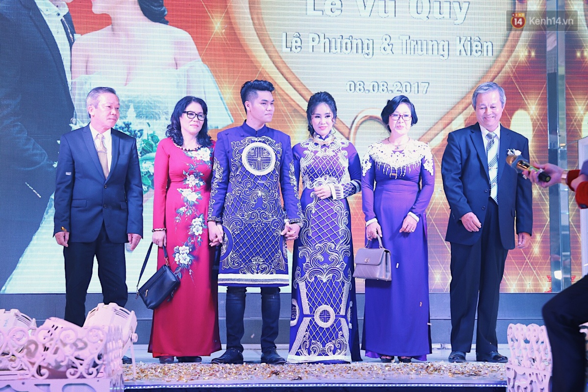 C&ocirc; d&acirc;u L&ecirc; Phương hạnh ph&uacute;c h&ocirc;n ch&uacute; rể Trung Ki&ecirc;n trong lễ cưới s&aacute;ng nay - Ảnh 23.