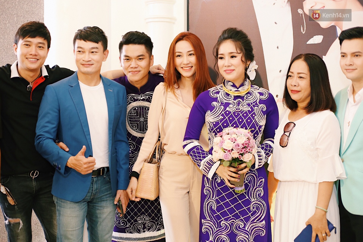 C&ocirc; d&acirc;u L&ecirc; Phương hạnh ph&uacute;c h&ocirc;n ch&uacute; rể Trung Ki&ecirc;n trong lễ cưới s&aacute;ng nay - Ảnh 22.