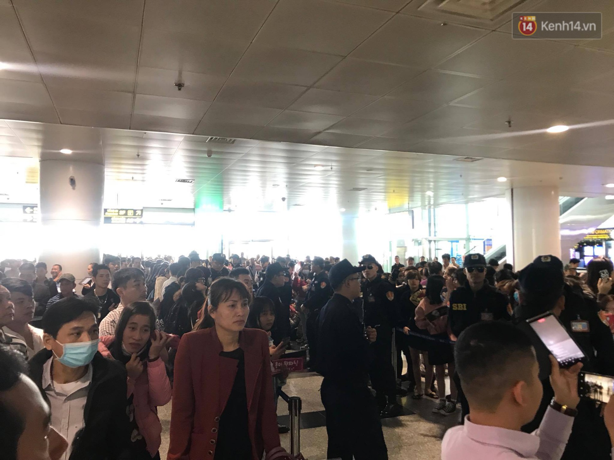 Mỹ nam thế hệ mới Taeyong cùng dàn trai đẹp NCT đổ bộ sân bay Nội Bài giữa biển fan Việt - Ảnh 26.