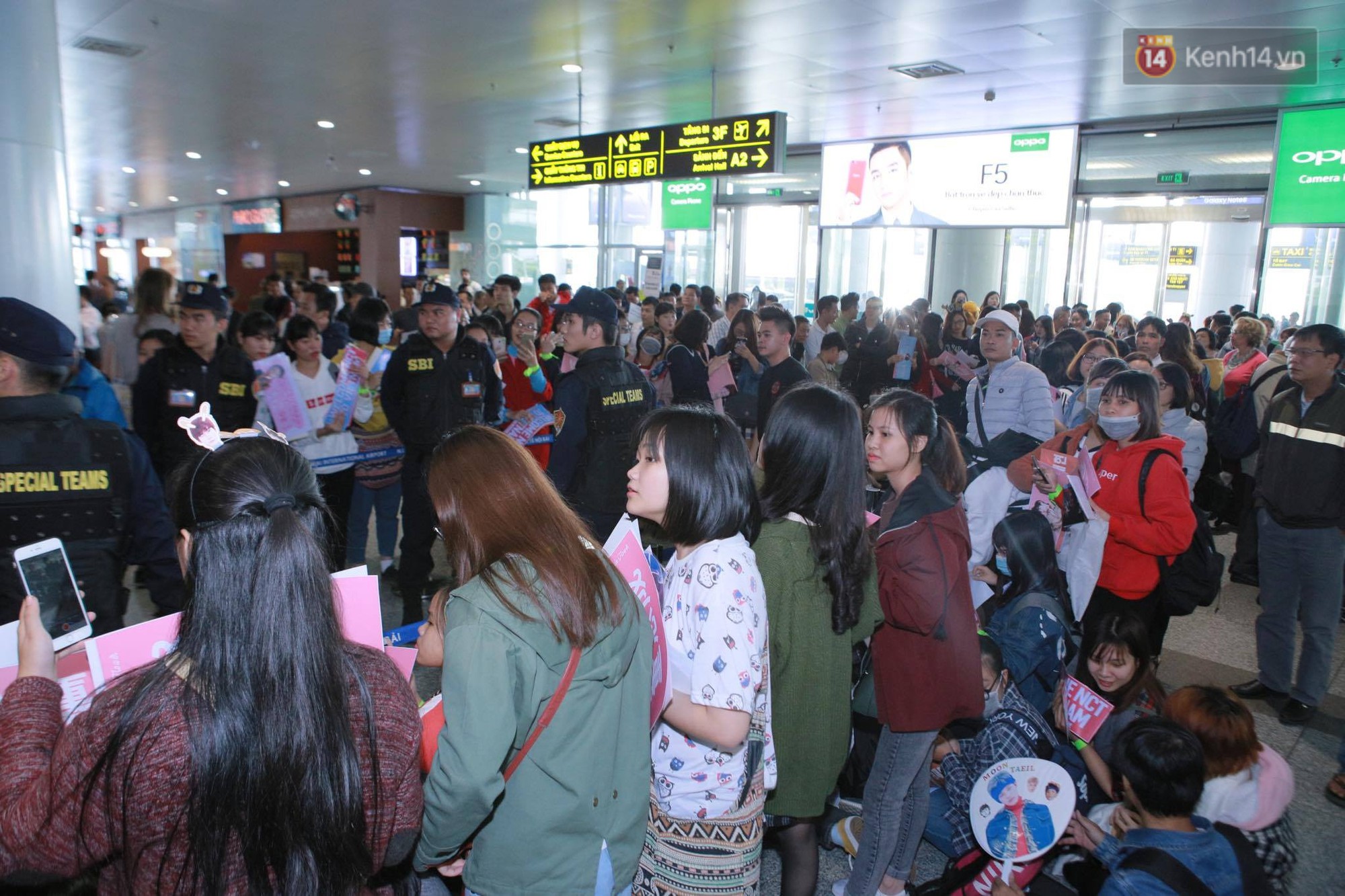 Mỹ nam thế hệ mới Taeyong cùng dàn trai đẹp NCT đổ bộ sân bay Nội Bài giữa biển fan Việt - Ảnh 27.
