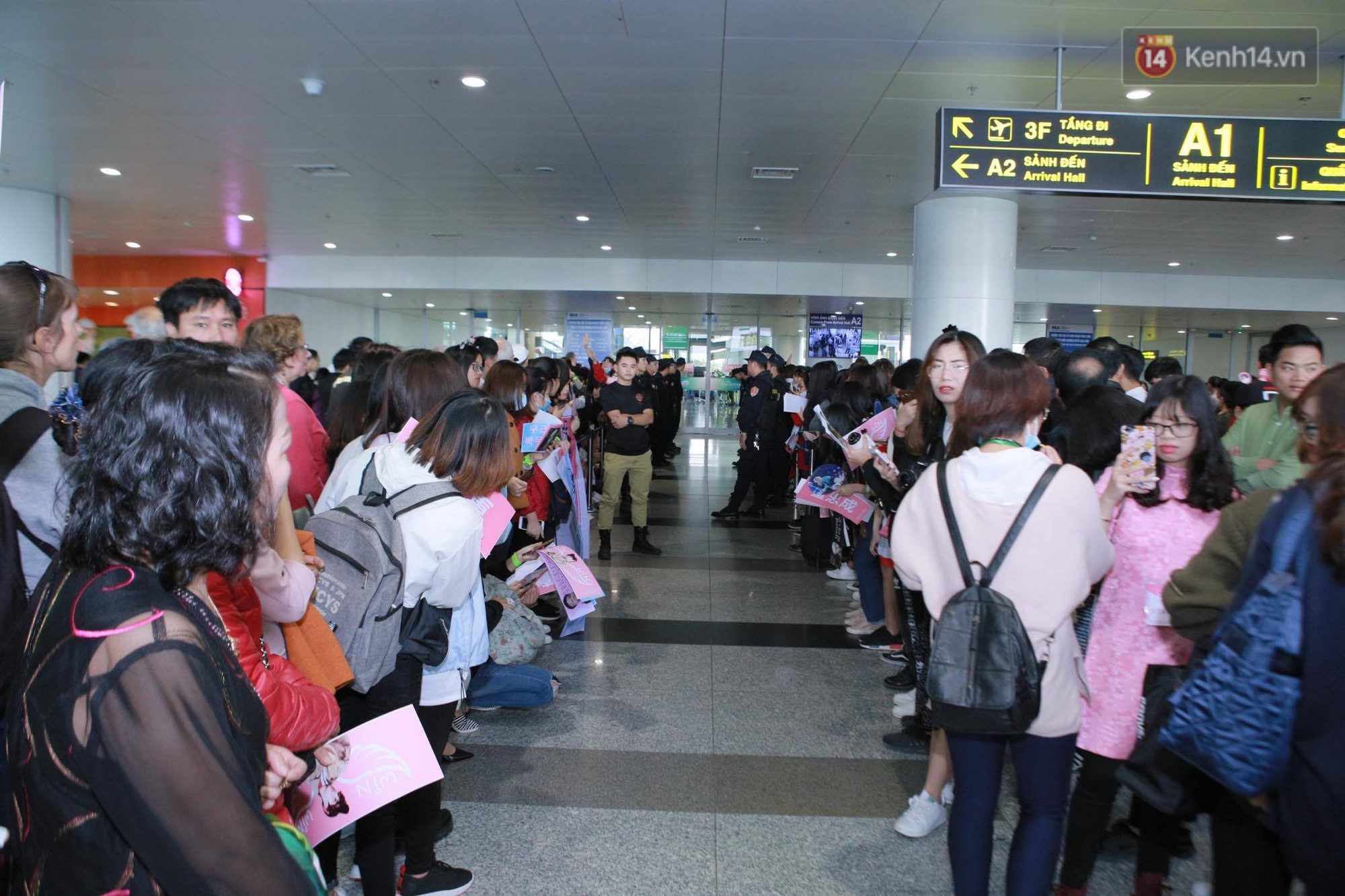 Mỹ nam thế hệ mới Taeyong cùng dàn trai đẹp NCT đổ bộ sân bay Nội Bài giữa biển fan Việt - Ảnh 28.