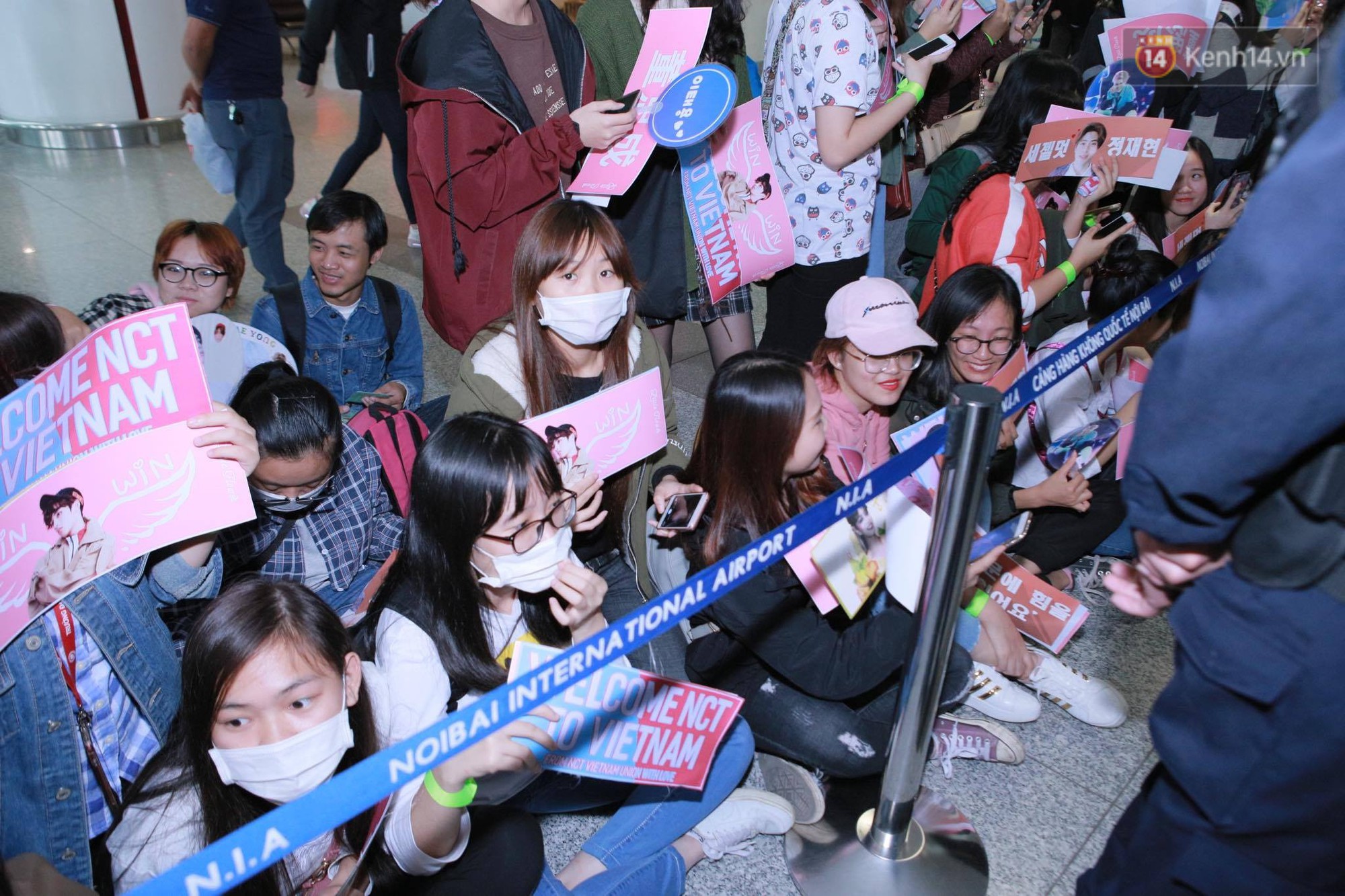 Mỹ nam thế hệ mới Taeyong cùng dàn trai đẹp NCT đổ bộ sân bay Nội Bài giữa biển fan Việt - Ảnh 29.
