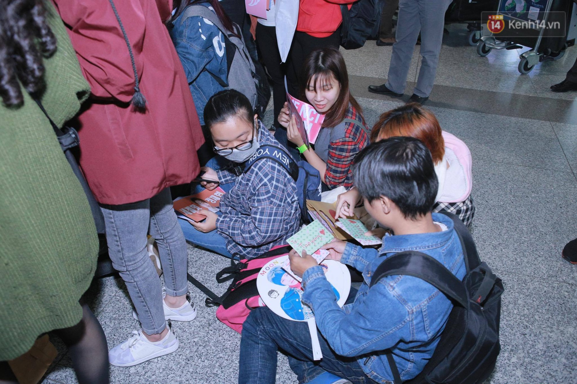 Mỹ nam thế hệ mới Taeyong cùng dàn trai đẹp NCT đổ bộ sân bay Nội Bài giữa biển fan Việt - Ảnh 30.