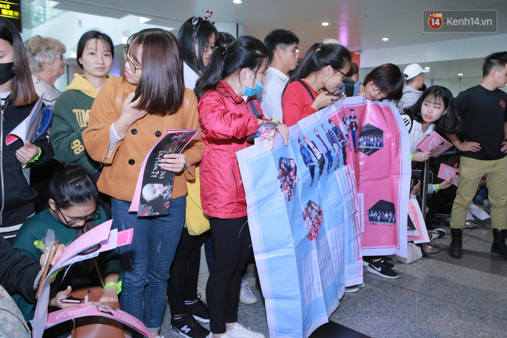 Mỹ nam thế hệ mới Taeyong cùng dàn trai đẹp NCT đổ bộ sân bay Nội Bài giữa biển fan Việt - Ảnh 31.