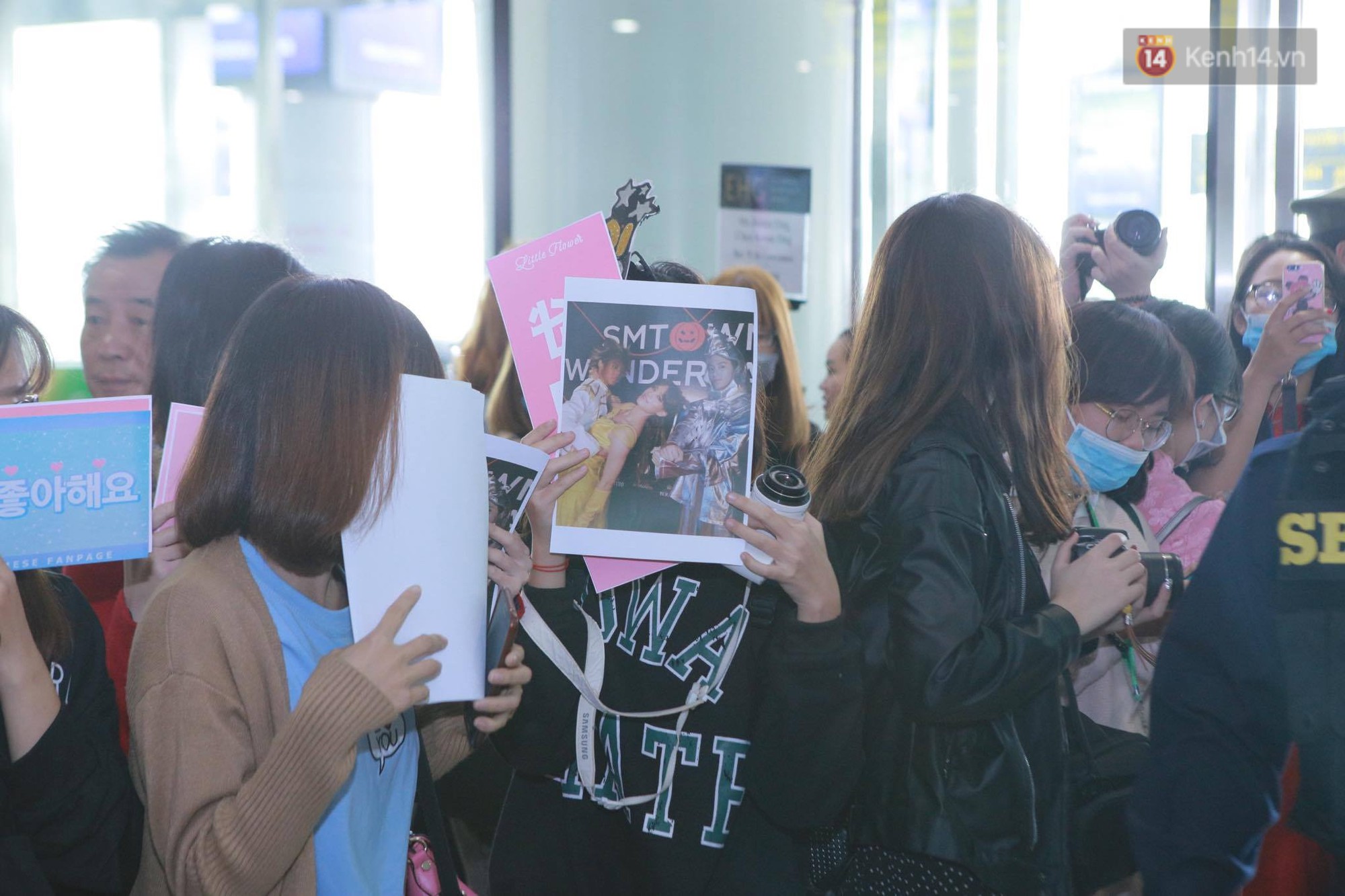 Mỹ nam thế hệ mới Taeyong cùng dàn trai đẹp NCT đổ bộ sân bay Nội Bài giữa biển fan Việt - Ảnh 32.