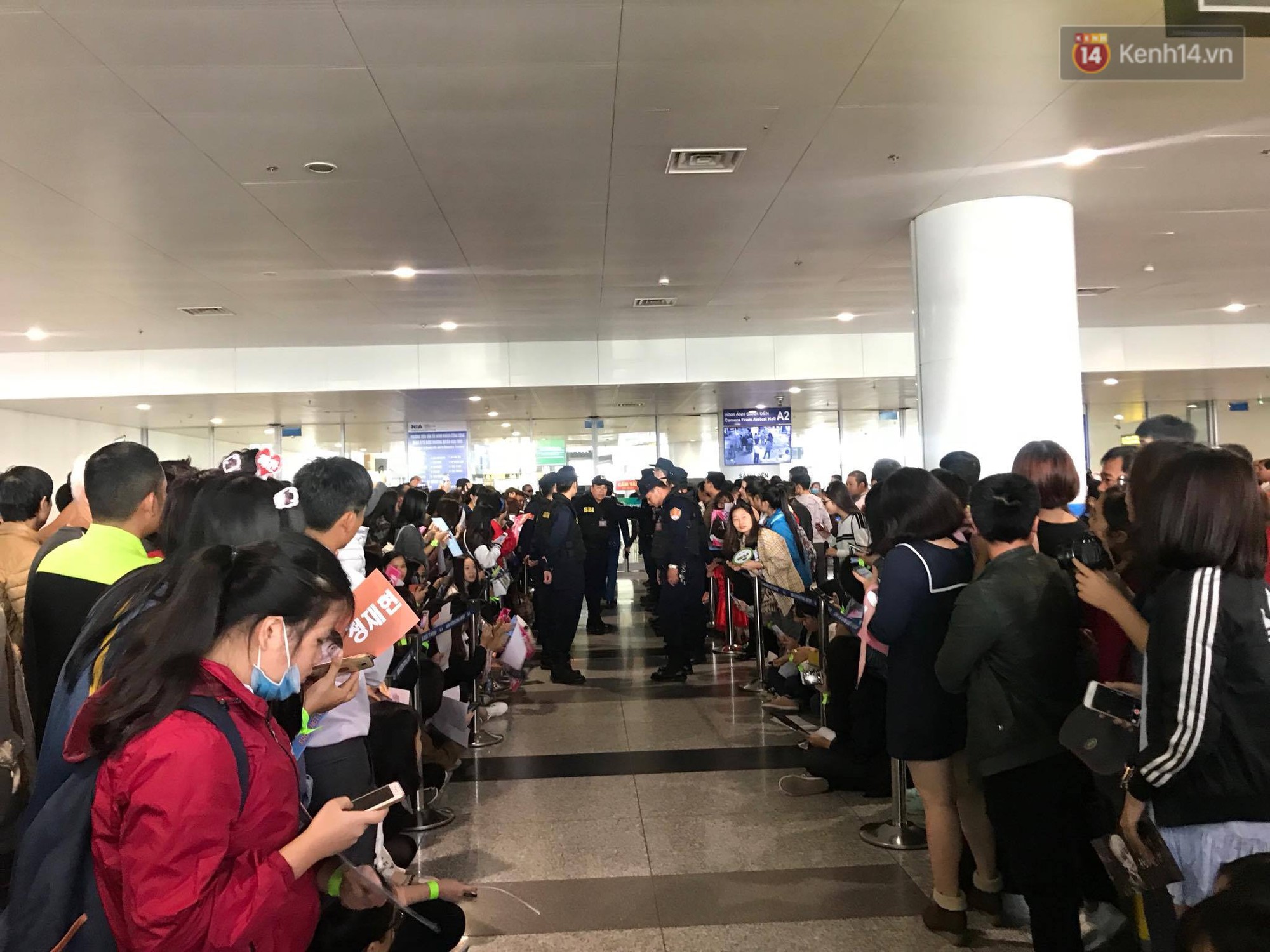 Mỹ nam thế hệ mới Taeyong cùng dàn trai đẹp NCT đổ bộ sân bay Nội Bài giữa biển fan Việt - Ảnh 25.
