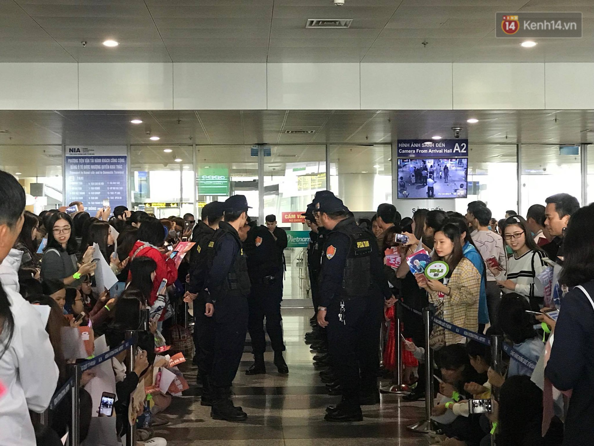 Mỹ nam thế hệ mới Taeyong cùng dàn trai đẹp NCT đổ bộ sân bay Nội Bài giữa biển fan Việt - Ảnh 24.