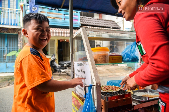 Hạnh phúc giản đơn của vợ chồng ông câm bán bánh tráng nướng ở Sài Gòn - Ảnh 7.