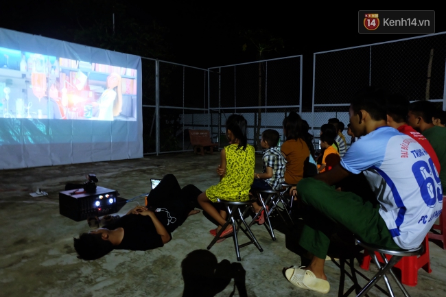 Rạp phim 300k vượt 300km ra biển, đem ciné cho tụi con nít nghèo trên đảo Hòn Chuối - Ảnh 12.