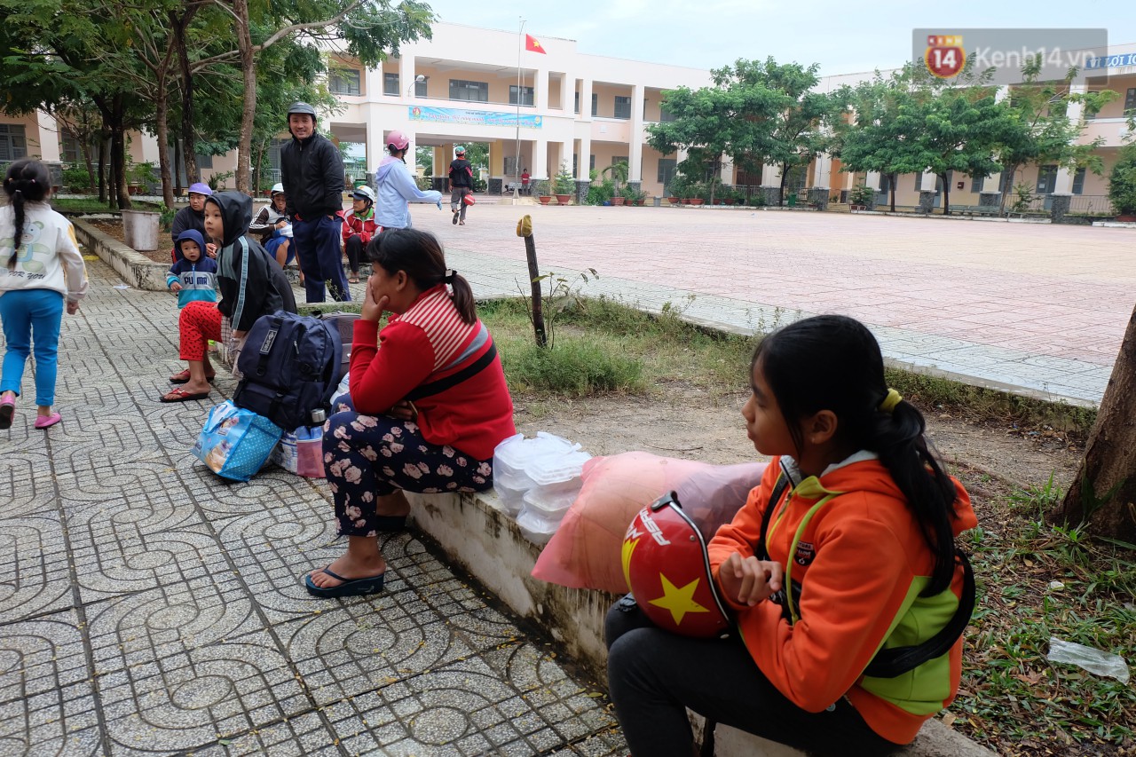 Bão Tembin: Sơ tán hàng trăm hộ dân Cần Giờ đến trường học để trú bão - Ảnh 4.