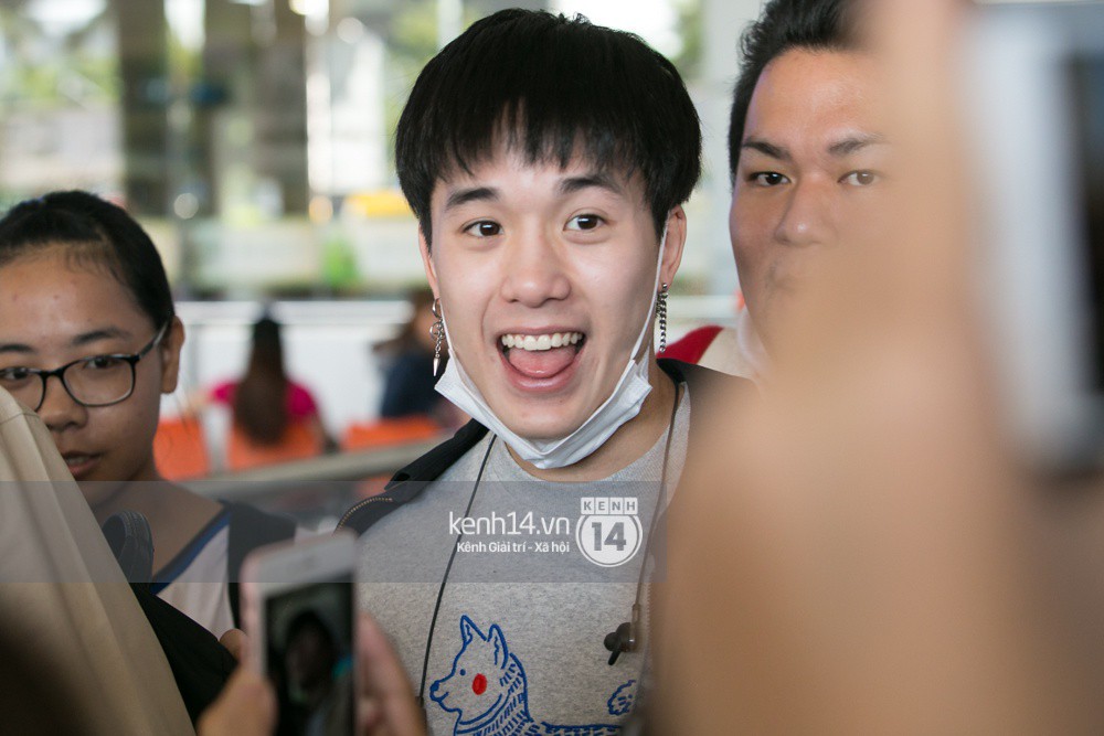 Cặp đôi Bad Genius đã đến TP.HCM: Nonkul điển trai khoe nụ cười thương hiệu, James hớn hở liên tục chào fan - Ảnh 16. Cặp đôi Bad Genius đã đến TP.HCM: Nonkul điển trai khoe nụ cười thương hiệu, James hớn hở liên tục chào fan - Ảnh 16.