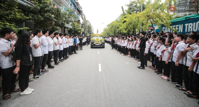 Những khoảnh khắc không thể quên trong chuyến xe cuối cùng tiễn đưa thầy Văn Như Cương về trời - Ảnh 7.