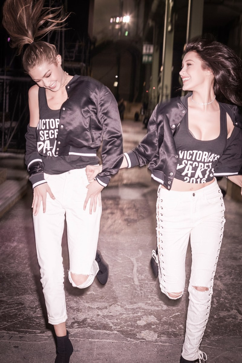 Không chỉ đẹp dần đều, chị em Gigi - Bella Hadid còn có những khoảnh khắc thời trang chất dần đều như thế này đây - Ảnh 15. Không chỉ đẹp dần đều, chị em Gigi - Bella Hadid còn có những khoảnh khắc thời trang chất dần đều như thế này đây - Ảnh 15.