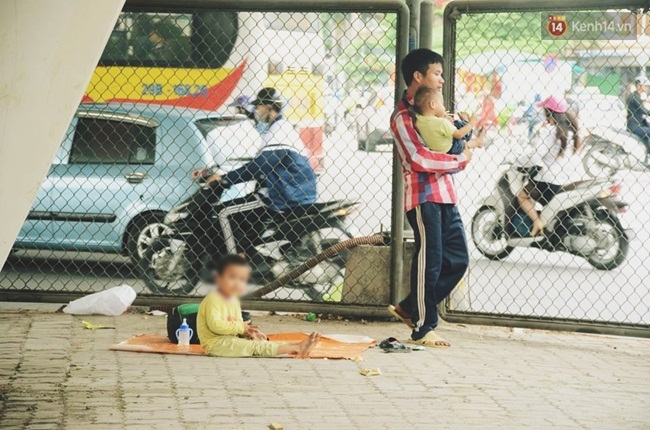 Gặp người b&ocirc;́ đưa 2 con trai đi ăn xin ở H&agrave; Nội v&igrave; bị vợ bỏ khiến nhiều người x&oacute;t xa - Ảnh 4.