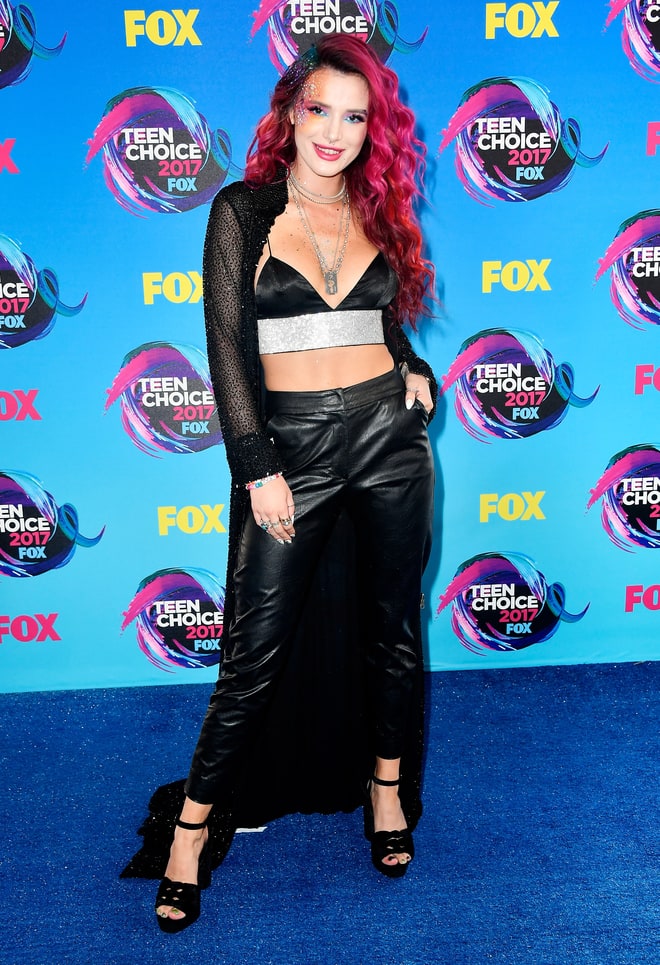 Thảm đỏ Teen Choice Awards 2017: Con g&aacute;i Michael Jackson đọ sắc c&ugrave;ng d&agrave;n sao khoe v&ograve;ng 1 gợi cảm - Ảnh 2.