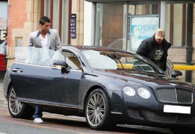 Ronaldo khoe xe sang Audi 4,5 tỷ đồng mới được tặng - Ảnh 7.