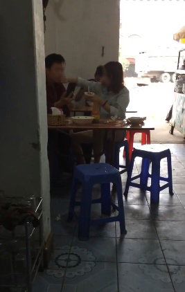 Anh chỉ việc nhai th&ocirc;i, c&ograve;n việc b&oacute;n cứ để em lo! - Ảnh 2.