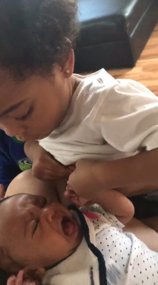 Video: Dỗ em gái quấy khóc, anh trai 2 tuổi vạch áo cố gắng cho em bú - Ảnh 2.