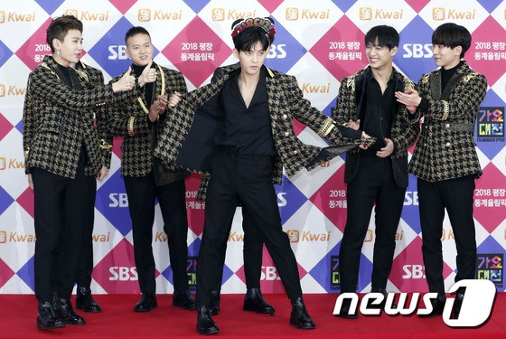 Thảm đỏ SBS Gayo Daejun: Cuộc chiến nhan sắc đỉnh cao của dàn nữ thần, toàn bộ nghệ sĩ SM đeo nơ để tang Jonghyun - Ảnh 50.