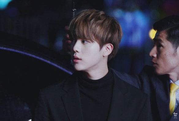 Ngoại h&igrave;nh của Jin (BTS) đốn tim cư d&acirc;n mạng quốc tế khi xuất hiện tại Billboard Music Awards - Ảnh 6.