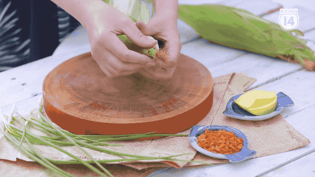 Thu se lạnh rồi, còn ngần ngại gì mà không nhâm nhi bắp nướng mỡ hành nóng hổi - Ảnh 2.