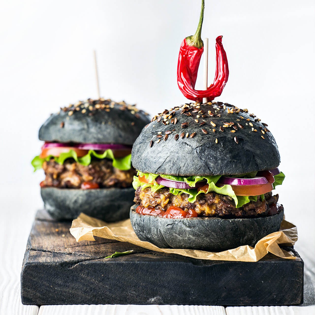 Có gì trong chiếc hamburger đen khiến dàn sao Running Man tấm tắc khen ngợi? - Ảnh 1. Có gì trong chiếc hamburger đen khiến dàn sao Running Man tấm tắc khen ngợi? - Ảnh 1.