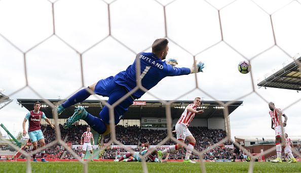 Petr Cech cũng không thể giúp Arsenal tránh khỏi cú ngã lịch sử - Ảnh 3.