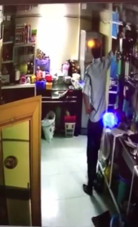 Clip: Mùng 1 Tết, nam thanh niên giả đi vệ sinh lấy luôn 3 triệu của nhân viên quán cà phê ở Rạch Giá - Ảnh 1.