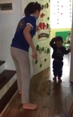 Clip: C&ocirc; gi&aacute;o mầm non d&ugrave;ng d&eacute;p đ&aacute;nh v&agrave;o đầu trẻ g&acirc;y x&ocirc;n xao dư luận - Ảnh 1.