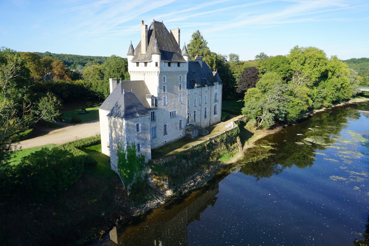 La castle. Замок Шато сен Луи. Замок Крессэ Франция. Шато де Креси замок. Замок Шато ла-Малартри.