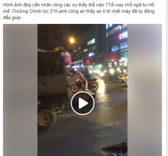 Clip: CSGT Hà Nội đẩy giúp ô tô chết máy giữa ngã tư đường - Ảnh 2.
