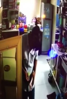 Clip: Mùng 1 Tết, nam thanh niên giả đi vệ sinh lấy luôn 3 triệu của nhân viên quán cà phê ở Rạch Giá - Ảnh 2.