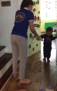 Clip: C&ocirc; gi&aacute;o mầm non d&ugrave;ng d&eacute;p đ&aacute;nh v&agrave;o đầu trẻ g&acirc;y x&ocirc;n xao dư luận - Ảnh 2.