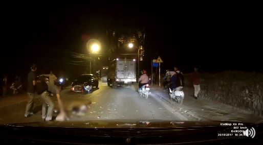 H&agrave; Nội: Va chạm với xe tải, một c&ocirc; g&aacute;i đi xe m&aacute;y LX thiệt mạng  - Ảnh 1.