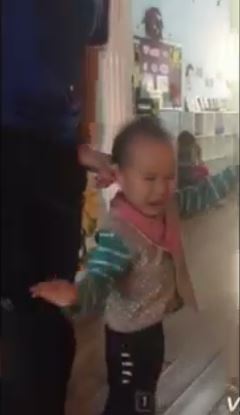 Clip: C&ocirc; gi&aacute;o mầm non d&ugrave;ng d&eacute;p đ&aacute;nh v&agrave;o đầu trẻ g&acirc;y x&ocirc;n xao dư luận - Ảnh 3.