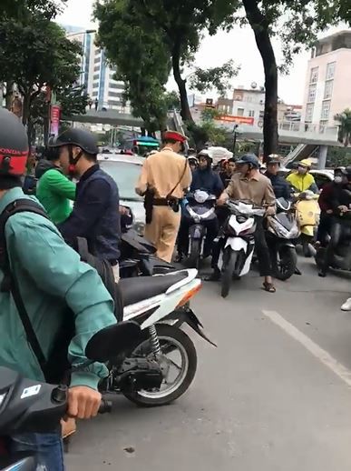 Hà Nội: Tạm giữ xe ô tô của người phụ nữ cố đạp ga bỏ chạy còn nói với CSGT đã bảo bận, lúc khác quay lại - Ảnh 2.