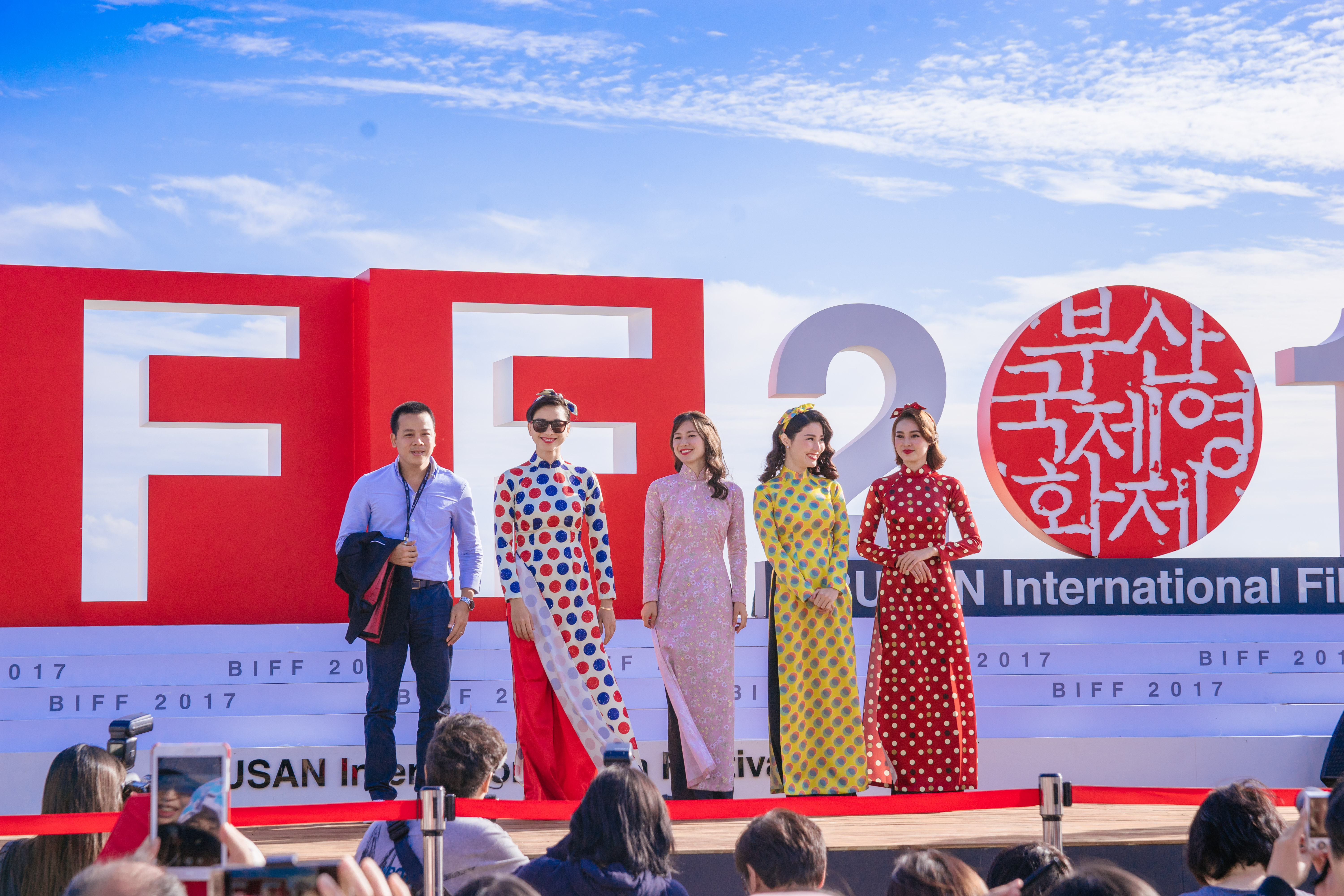 1000 vé đầu tiên của Cô Ba Sài Gòn được tẩu tán sạch sẽ tại Hàn Quốc - Ảnh 6. 1000 vé đầu tiên của Cô Ba Sài Gòn được tẩu tán sạch sẽ tại Hàn Quốc - Ảnh 6.