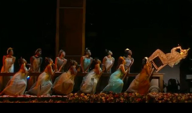 Mang bầu song thai, Beyonce vẫn xuất hiện lộng lẫy biểu diễn tại Grammy 2017 - Ảnh 9.