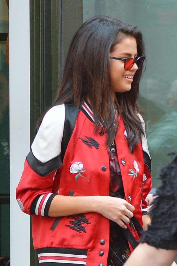 Hạnh phúc với tình yêu mới, Selena Gomez tăng cân và lộ mặt nọng - Ảnh 6.