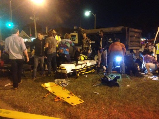 Xe tải lao vào đám đông ở New Orleans, hàng chục người bị thương nặng - Ảnh 2.