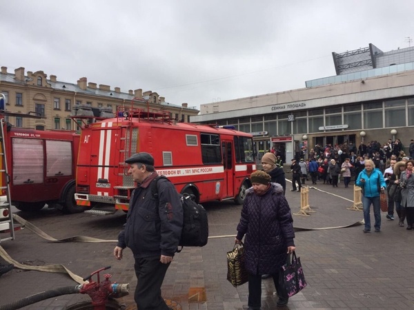Người dân St Petersburg hỗn loạn sau vụ nổ tại ga tàu điện ngầm - Ảnh 4.