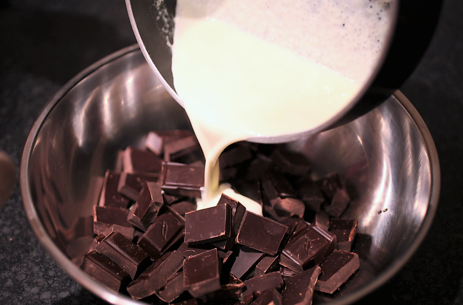 Th&#234;m một nguy&#234;n liệu đơn giản để biến chocolate th&#224;nh m&#243;n &quot;sang chảnh&quot; - Ảnh 6.