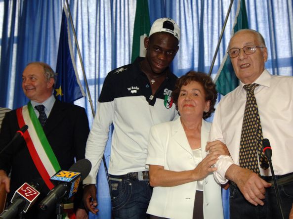 C&acirc;u chuyện Balotelli muốn kể đằng sau th&ocirc;ng điệp Why always me? - Ảnh 2.