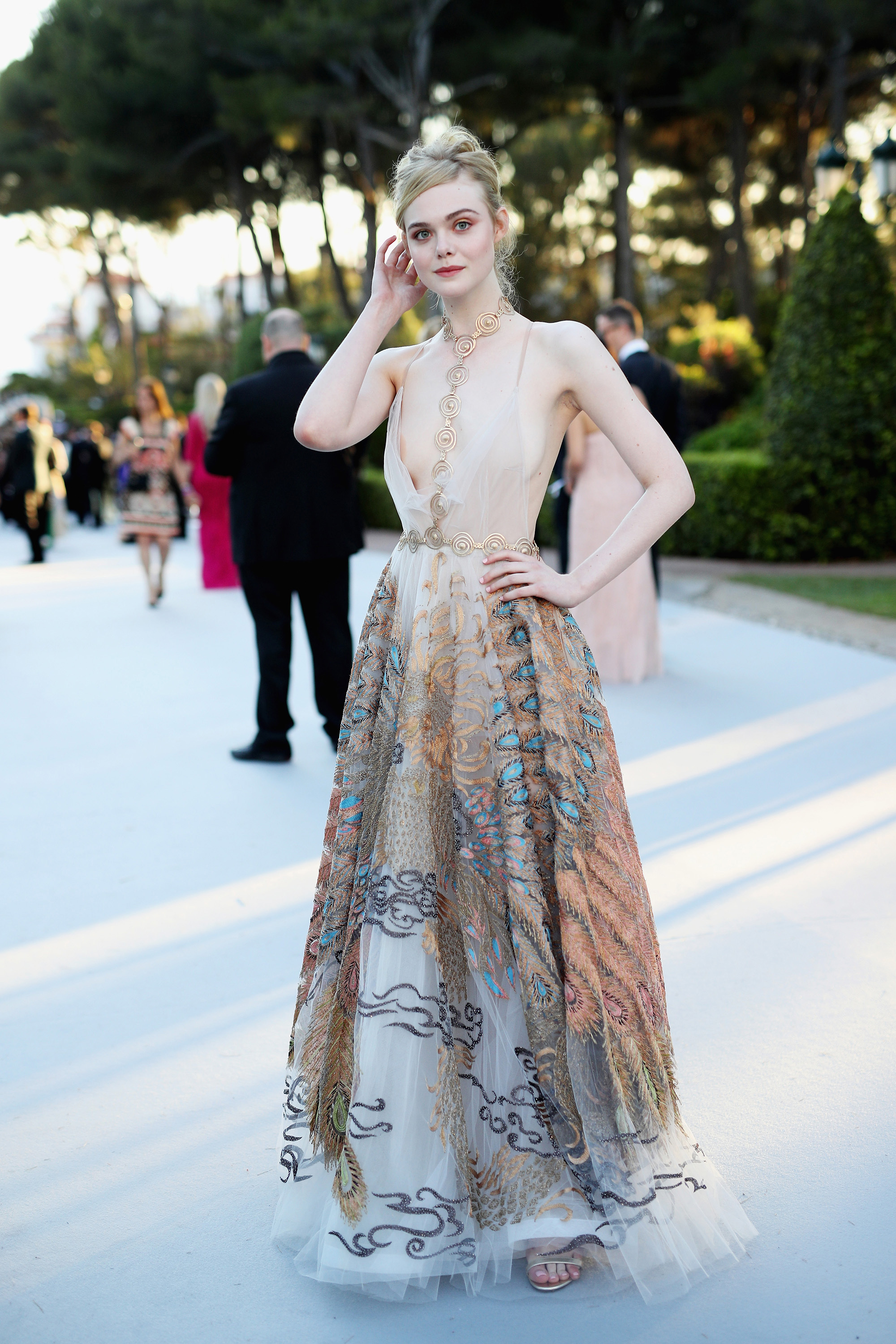 Tiên nữ giáng trần là câu miêu tả chính xác Elle Fanning tại LHP Cannes các năm! - Ảnh 25.